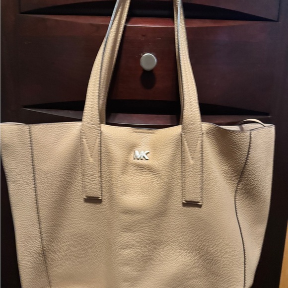 Michael Kors Tote bage - Picture 2 of 6